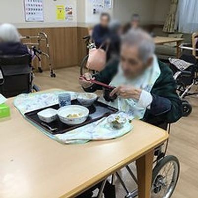 の作成例: 「食事をする利用者の様子」