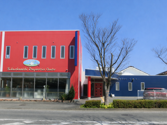 赤と青の建物外観  