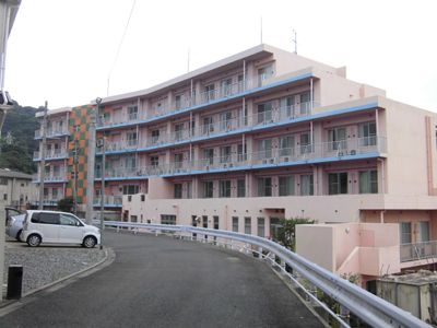 ピンクの建物外観