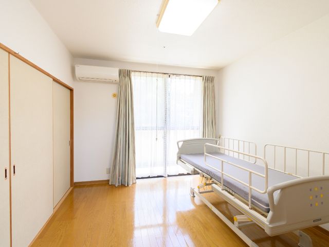 明るい個室の居室 ケア 清潔感のある個室は、日当たりが良くゆとりのスペースを持っています。ご高齢者の安心した日々をサポートする落ち着いた環境です。