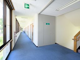 廊下の明るいイメージ