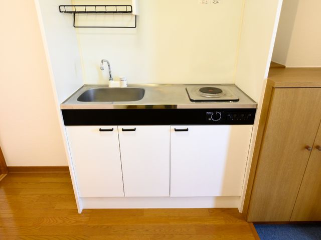 コンパクトなキッチン一式 キッチン 清潔感のあるミニキッチンが整えられており、自炊を楽しめる環境が整っています。必要な備品がコンパクトにまとまっており、使い勝手が良さそうです。