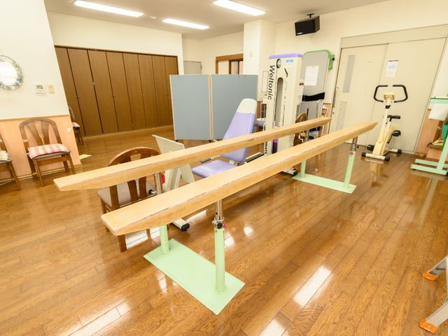 機能訓練器具が並ぶ空間 ケア 広々とした機能訓練室です。さまざまな器具を使って、日々の体力維持を支援しております。