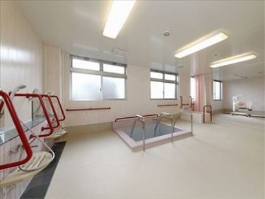 施設の写真 サンホーム八女の浴室。転倒防止の手すりや専用の床材を使用した安心の居室環境となっております。