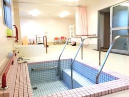 明るい設備の浴室