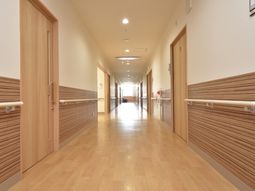 明るい木目調の廊下