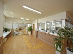 明るいエントランスの様子