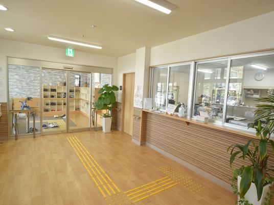 フロントと廊下の明るい景色