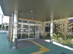 明るいエントランス外観