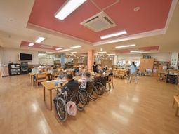 広いダイニングの活気