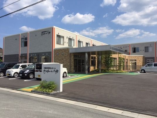 明るい外観の施設正面  