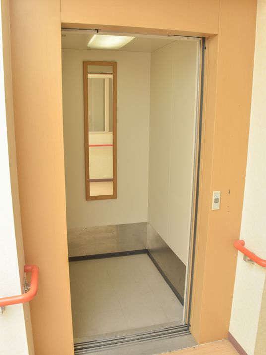 広々としたエレベーター
