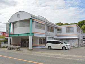 明るい施設の外観