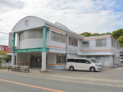 明るい施設の外観