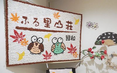 壁の装飾がある廊下