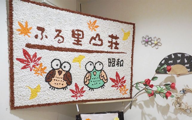 壁の装飾がある廊下