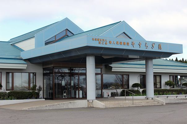青い屋根の建物の外観