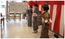 踊りを披露する女性たちのある室内