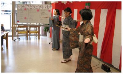 踊りを披露する女性たちのある室内