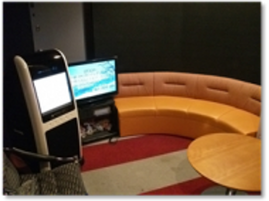 曲線のソファが特徴のラウンジ