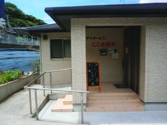 建物正面の出入口  