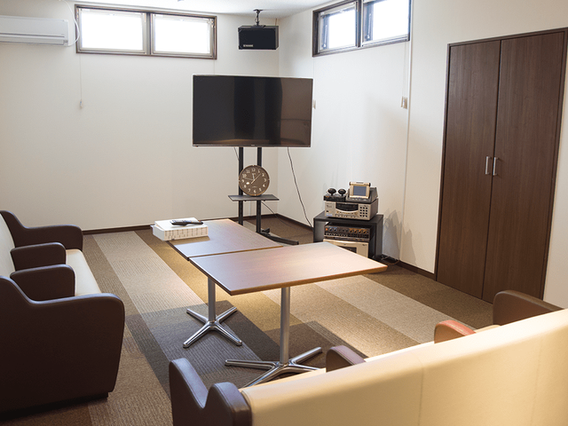 落ち着いた部屋 シアタールーム 少人数でゆっくりと映画を楽しむことができる安らぎの空間です。リラックスした時間を過ごせます。