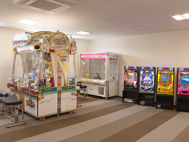 ゲームを楽しめる部屋 多目的室 明るい多目的室で、ゲーム機が並び、楽しいひとときを過ごせます。リラックスに最適です。