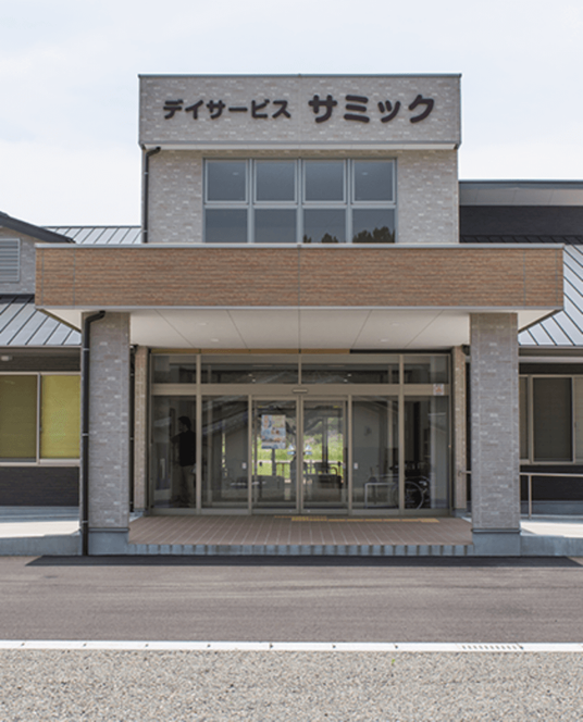 玄関前の建物