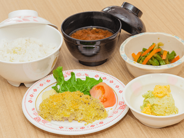彩り豊かな料理の盛り付け 料理 栄養バランスの取れた色とりどりの食事です。季節の食材を使った料理が並びます。
