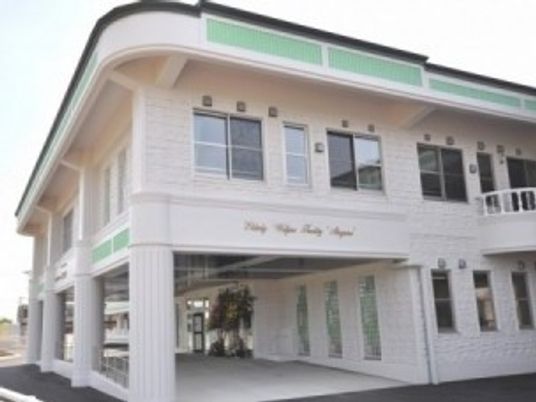 白い外観の建物前  