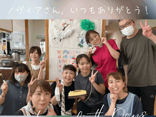笑顔のスタッフ集合室  