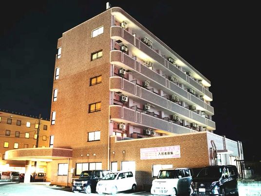 夜の外観と駐車場の建物  
