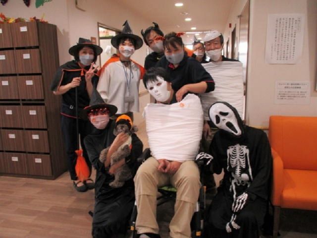 ハロウィンで仮装する人々 イベント ハロウィンイベントで楽しそうに仮装をしている利用者とスタッフがいます。ここでは季節ごとの行事を通じて、明るい交流の場が形成されています。