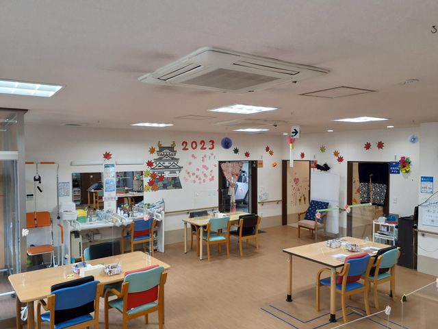 明るく広々とした食堂 食堂 色鮮やかな装飾が施された食堂で、天井の高い開放的な空間でゆったりとお食事ができます。