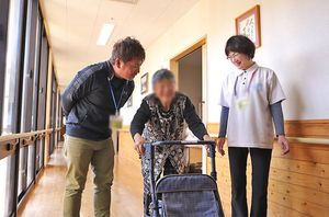 スタッフと利用者の様子の廊下