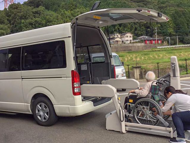 送迎車の様子 スタッフイメージ 車椅子の方も安全に乗り降りできる送迎サービスです。スタッフが丁寧にサポートします。