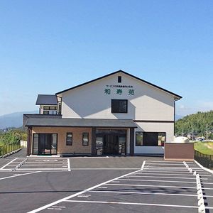 広々とした建物外観
