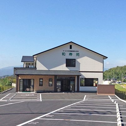 広々とした建物外観