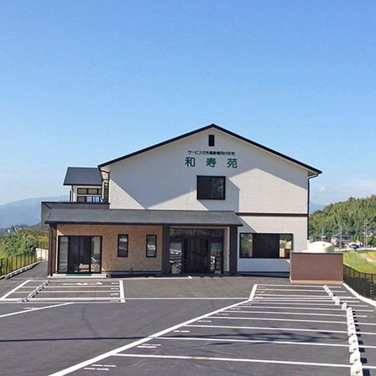 広々とした建物外観