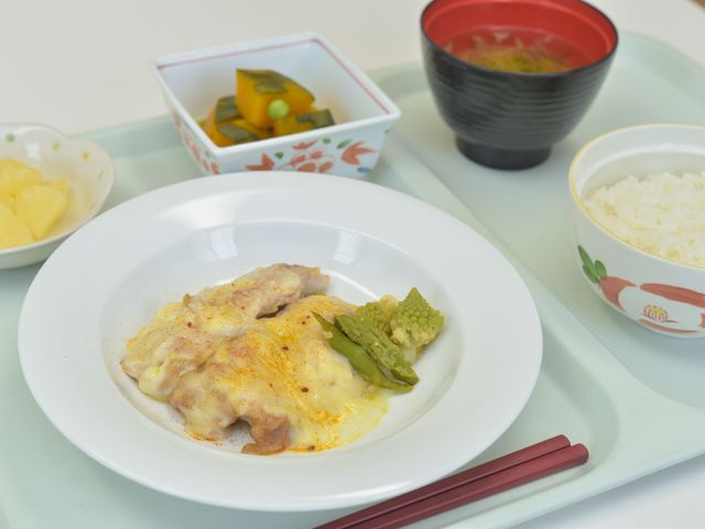 栄養バランスの食事 お食事2 色とりどりの料理が整えられた食事です。栄養バランスを考えた献立で、毎日の健康サポートに配慮しています。