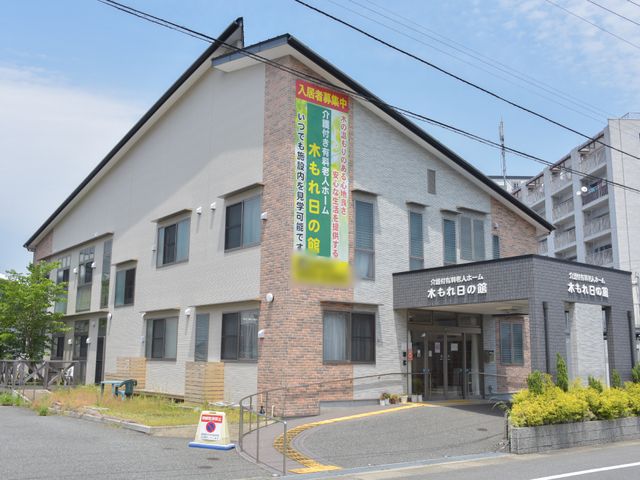 快適な施設の外観 施設の外観 清潔感のある建物の入口には、手入れの行き届いた緑が配されており、訪れる人を暖かく迎えます。入口はバリアフリー設計で、どなたでも安心してお過ごしいただける工夫がされています。