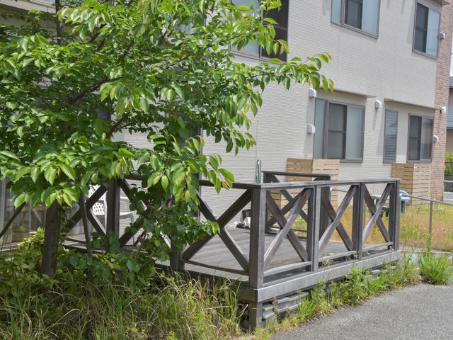 緑に囲まれた中庭 バルコニー ゆったりとした木々の緑が心地よい中庭。休息や散策に、静かな時間を過ごせる空間です。