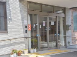 入口と植木の正面ビュー