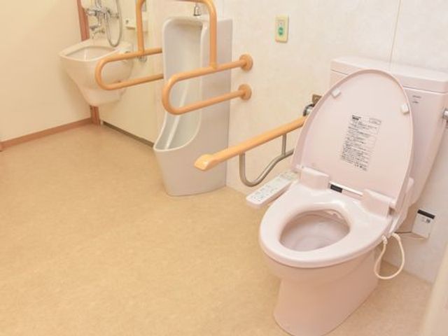 バリアフリートイレ設備 トイレ 安全に配慮した手すり付きのトイレスペースです。こちらでは快適な使用感をサポートする設備が整っており、利用者の尊厳を重視した環境を提供しております。