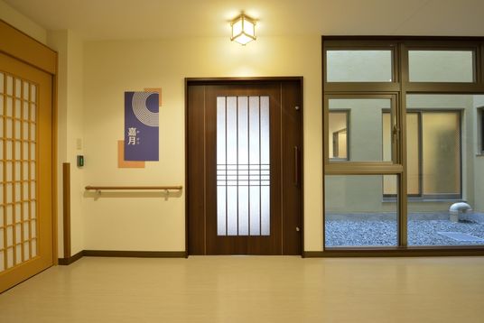 日光差し込む廊下