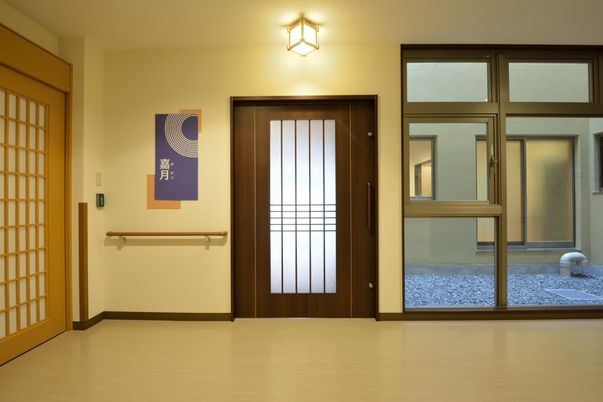 日光差し込む廊下