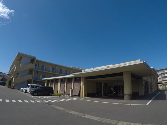 広々とした建物の外観