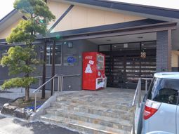 施設正面エントランス風景