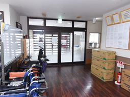 玄関入口と車椅子