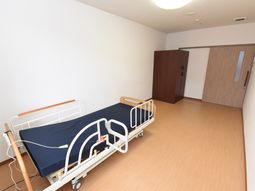 広々した居室のベッド